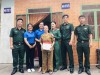 Tặng quà cho các cô chú là cựu Thanh niên xung phong có hoàn cảnh khó khăn trên địa bàn phường Quang Trung