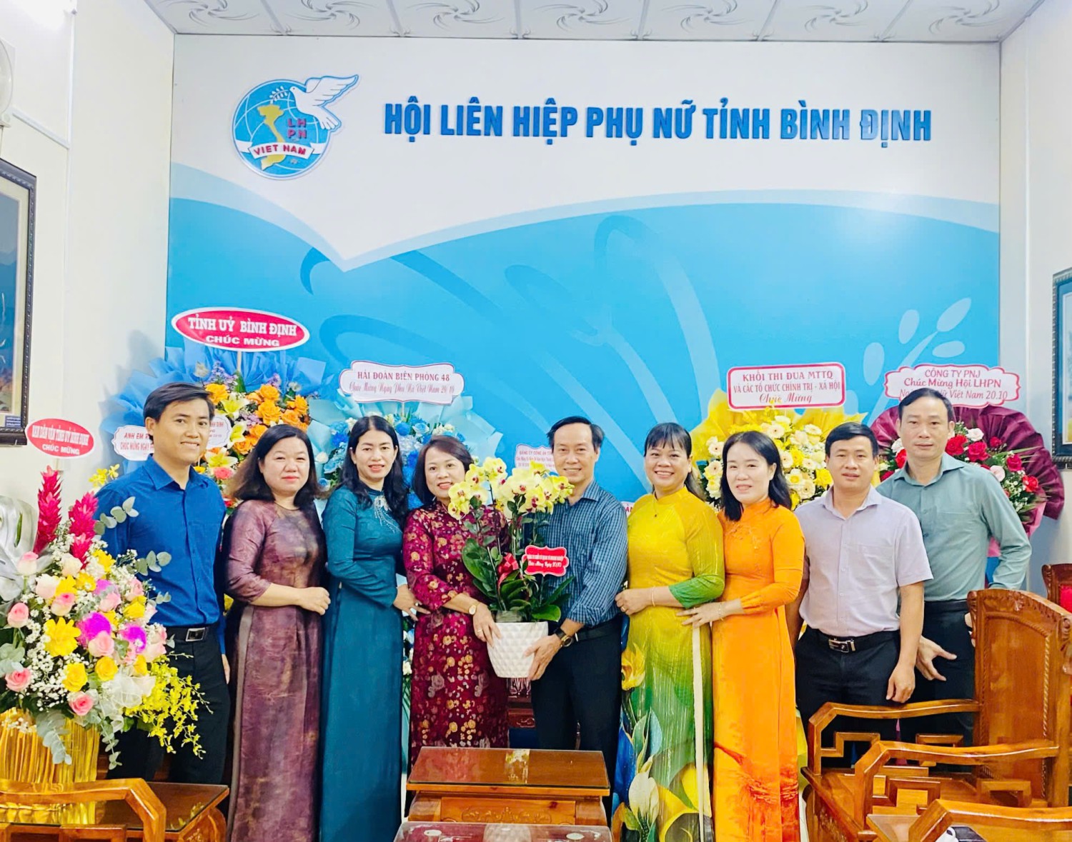 Lãnh đạo Đảng ủy Khối chúc mừng Hội Liên hiệp Phụ nữ tỉnh  nhân kỷ niệm Ngày Phụ nữ Việt Nam 20/10