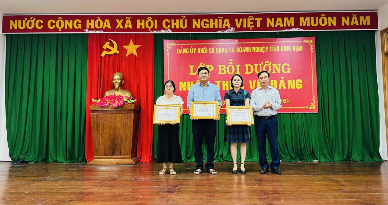 Đồng chí Nguyễn Quang Đức - Phó Bí thư Thường trực Đảng ủy Khối trao giấy khen cho các học viên có thành tích xuất sắc